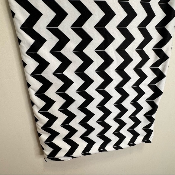 Lululemon Vinyasa Scarf *Luon Light Arrow Chevron White Black / Black - Picture 6 of 11